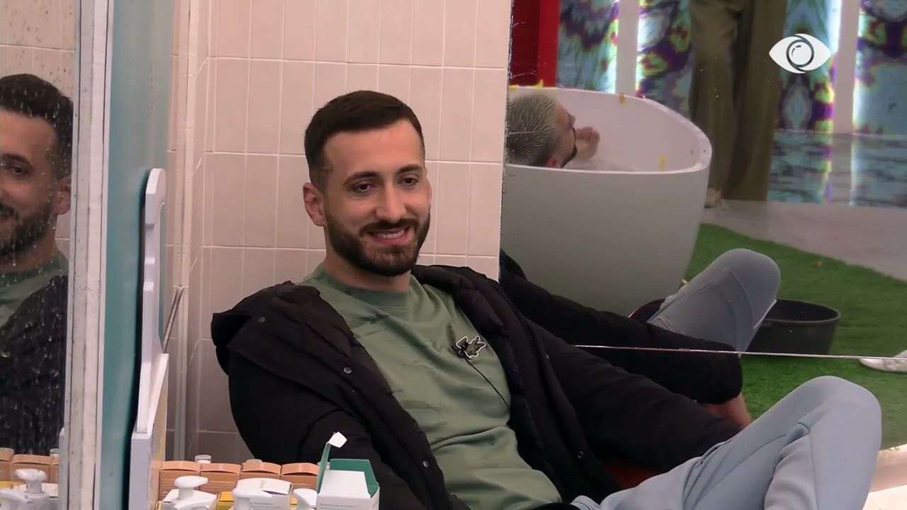 Valbona i hedh ujë Gjestit teksa lahet në vaskë