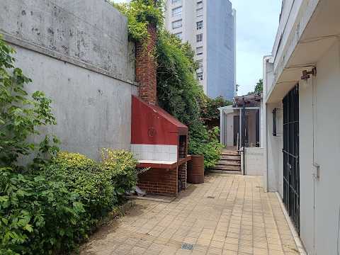 Se VENDE CASA en TRES CRUCES:  5 Dormitorios 3 Baños Fondo Parrillero Azotea - Pte. Berro Av. Italia