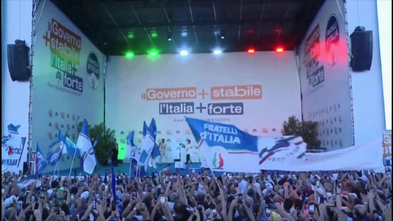 Ovazione per Meloni sul palco della festa per record durata Governo a Bari