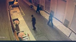Il dipendente dell'hotel rincorre il ladro e restituisce la borsa alla vittima