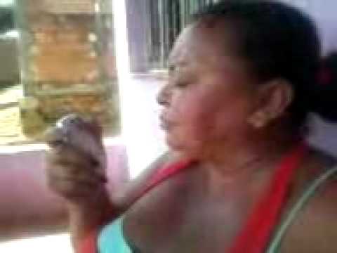 Mulher Cantando Russian Roulette