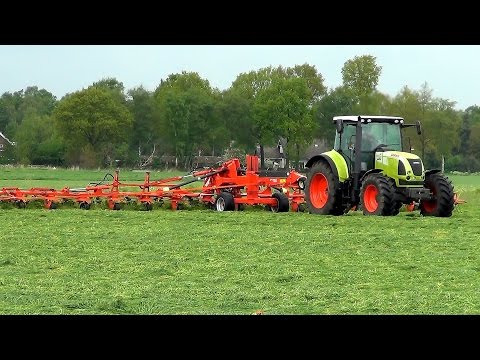 Gras schudden met Claas Arion 610c en 17m brede Kuhn GF 17002
