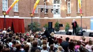 Режиссёр Леонид Нечаев выступает перед детьми