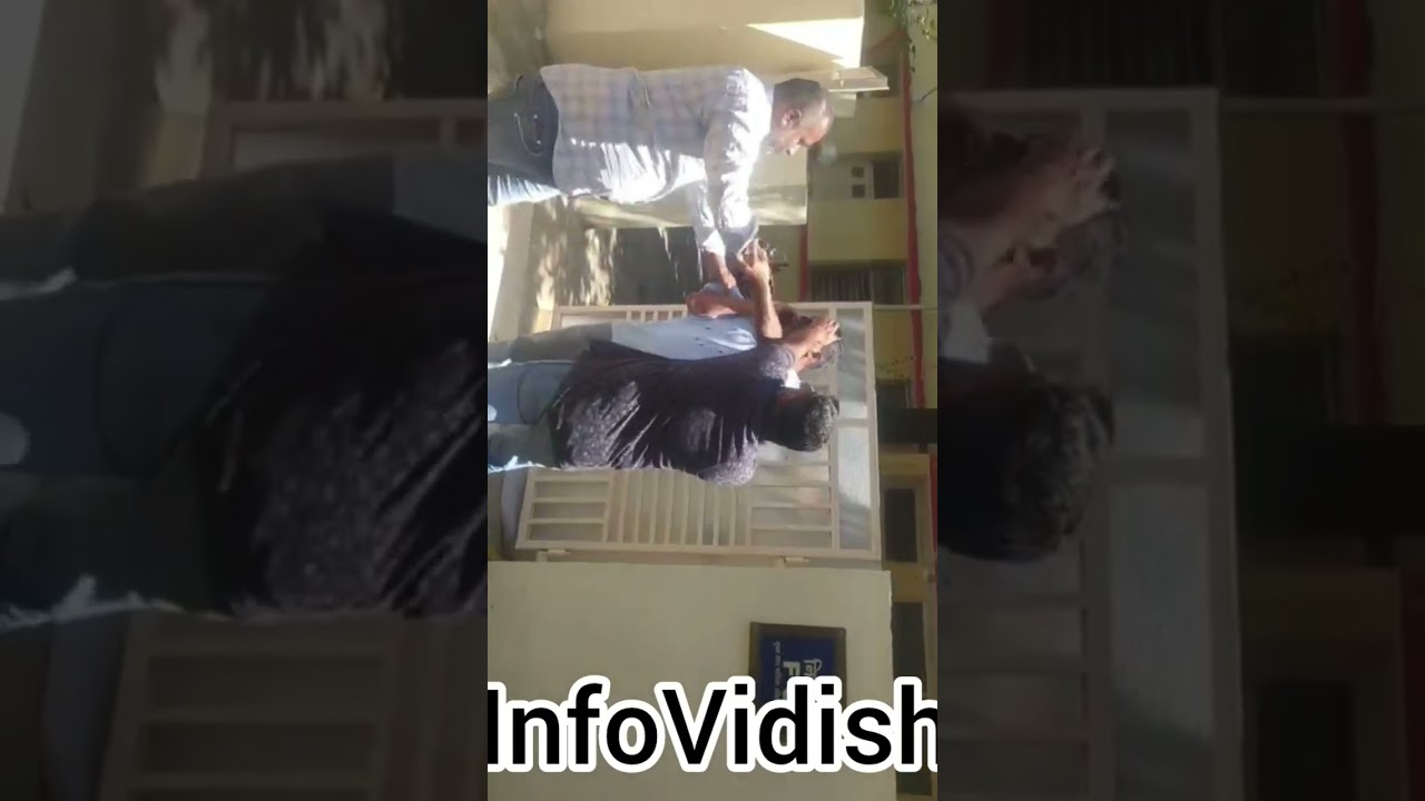 दमोह में हिंदूवादी संगठन के सदस्यों ने दमोह नगरपालिका के सीएम‌ओ का उनके घर जाकर  मुंह काला कर दिया..