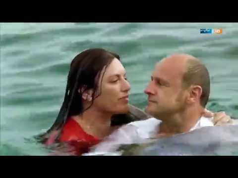 Christine Neubauer und Oliver Stokowski springen voll bekleidet ins Wasser.