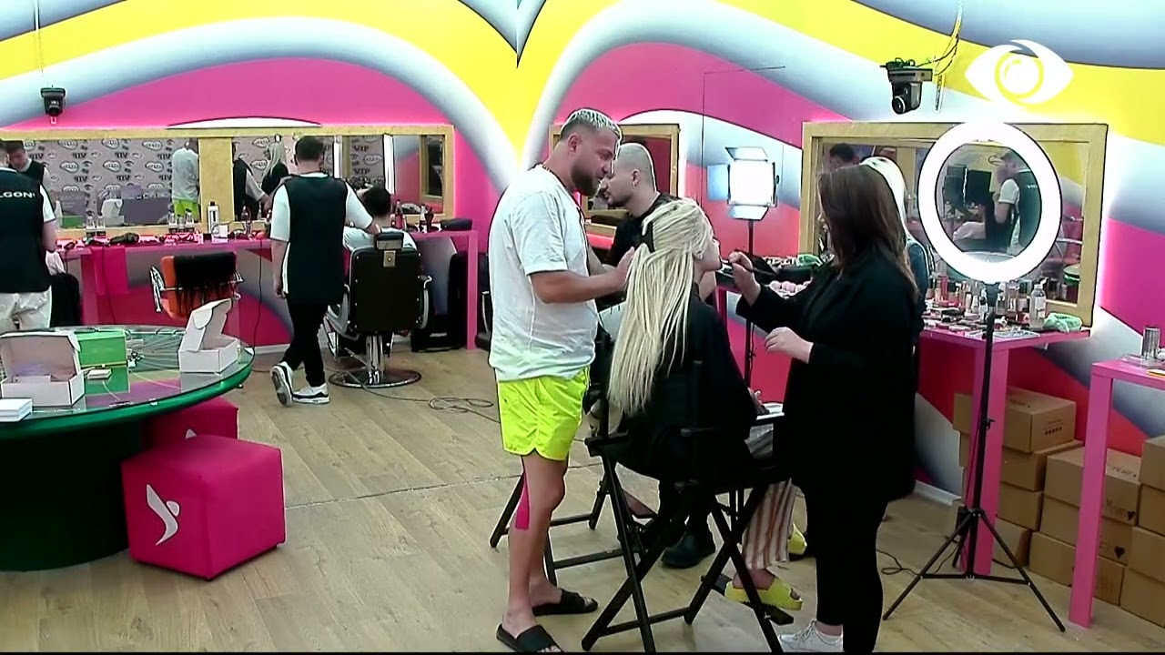 Luizi tenton që të grimojë Deamishel teksa ajo përgatitet për spektakël