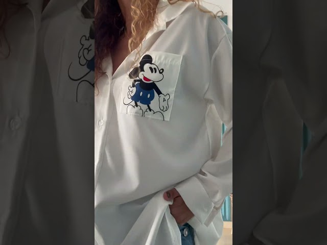 Vídeo relacionado con Silueta de Mickey Mouse de Disney a la izquierda del pecho Sudadera con Capucha