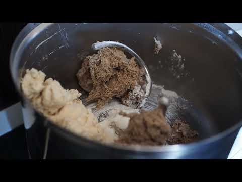 Bosch Universal mixer: mixing dough in the old-style stainless steel bowl