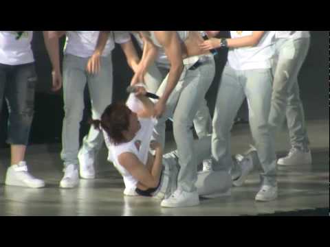 [FanCam][HQ] 012310 Super Show 2 Beijing - Carnival + Wonder Boy + Marry U (30)