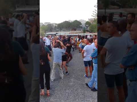 Cuban salsa dancers in Paris - Quais de Seine 2018
