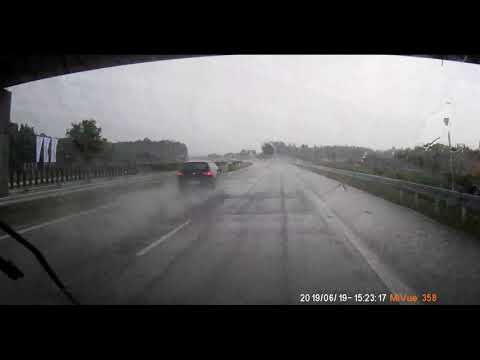 Groźna kałuża na S17