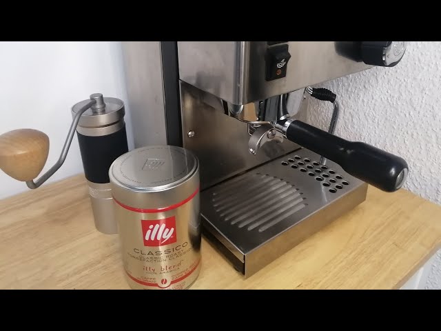 Vídeo relacionado con illy, Café Molido Espresso de Tueste CLASSICO, 100% Arábica con Notas de Azahar y Jazmín, Sabor Suave y Sabor Final Dulce, 1 Lata de 250g
