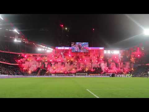 FC Basel vs GC: Intro der «Muttenzerkurve» mit Pyro - 09.12.2023