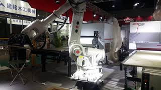 Robot gắp di chuyển ván trong chế biến gỗ