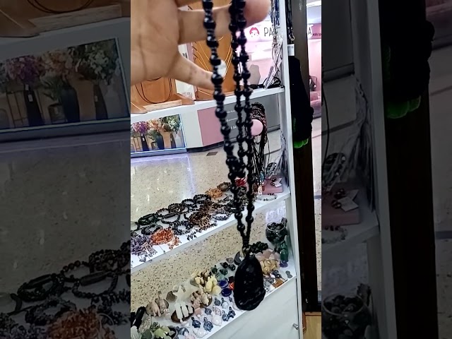 Vídeo relacionado con WORLD GOBLINS Collar Obsidiana Negra Piedra Natural Mujer Hecho a Mano. Colgante Mujer Corazón Pluma Antelina, Gargantilla, Energéticas. Adaptable +Bolsa Yute Artesanal Regalo Original (Obsidiana)