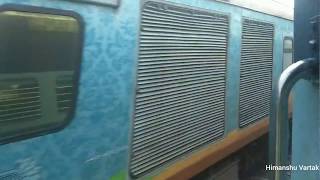 preview picture of video 'Unexpected Overtake | Sri Ganganagar Humsafar Overtakes Valsad Shuttle |'