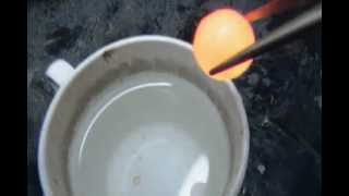Смотреть онлайн Раскаленный шарик из никеля в воде