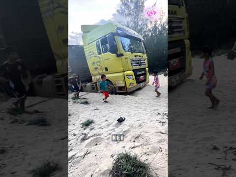 Xe chở quặng của tài xế Lào mắc kẹt dưới bãi biển được dân kéo lên đường #tintuc