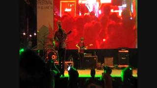 Mae: Sometimes I Can&#39;t Make It Alone (Live in Singapore)