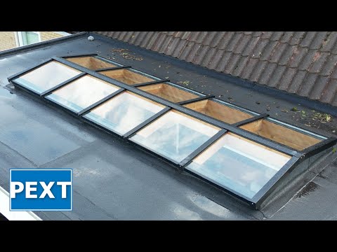 Lichtstraat Zadeldak Douglas met 8 vaks veiligheidsglas - 322,2cm breed | Zwart RAL 9005 video