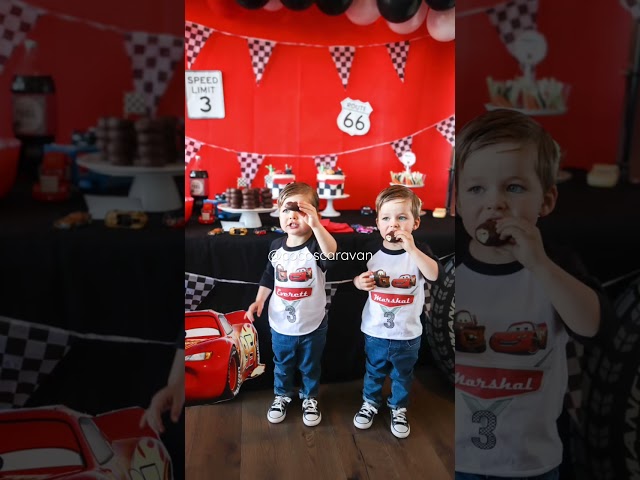 Vídeo relacionado con Carreras Bolsas Cumpleaños, Bolsas de Regalo Cumpleaños con Papel de Regalo y Tarjeta Regalo, Racing Car Happy Birthday Party Decorations