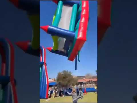 🇿🇦 | LO ÚLTIMO: Un castillo inflable sale volando con varios niños en el interior