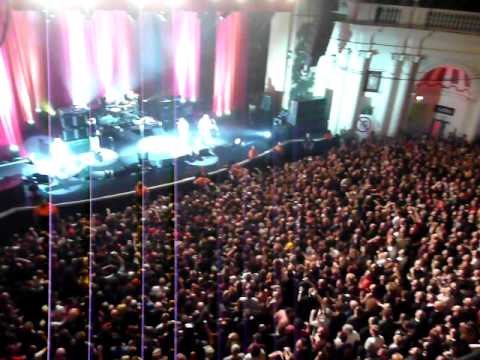 Faith No More Brixton 2009. Midlife Crisis Crowd Moshing!