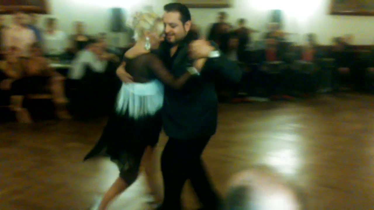 Leo Ortiz y Yanina Erramouspe, bailan con La Juan Darienzo, milonga 2/2