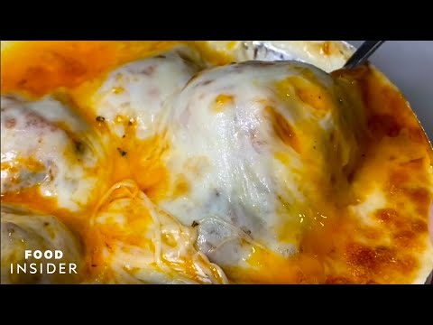 ガーリックノットパルメザンは、チーズを搭載しています。 (Garlic Knot Parmesan Is Loaded With Cheese)