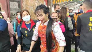 漂亮女乩天上聖母氣質優雅進殿跪拜參禮-笨港口港口宮進香團（仁武龍海南天宮天上聖母） video