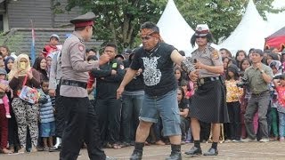 preview picture of video 'Parodi Polsek Lembang di Festival Tangkuban Parahu IV 2014'