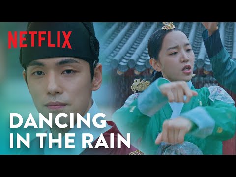Shin Hae-sun’s flashy dance moves leave Kim Jung-hyun entranced | Mr. Queen Ep 5 [ENG SUB]