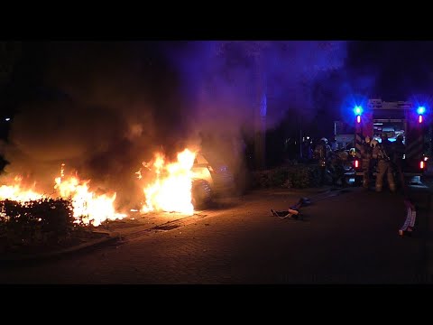 Brandweer Oss TS 21-3131 met spoed naar een Dubbele Autobrand aan de Heischeutstraat in Oss