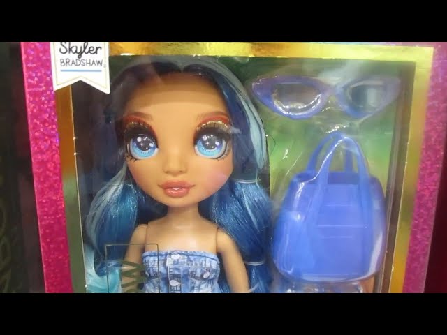 Vídeo relacionado con RAINBOW HIGH Swim & Style - Skyler (Azul) - Muñeca de 28 cm con Envoltorio Radiante y +10 Estilos - Traje de Baño Extraíble, Sandalias, Accesorios de Juego - para Niños y Niñas de 4-12 Años
