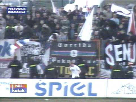 Torcidas baca sjedalicu na redara - redari reagiraju suzavcem (Hajduk - Inter Zapresic Ozujak 2009.)