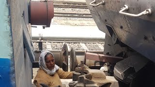 preview picture of video '||इसे कहते है महिला की ताकत  महिला ने जोड़ा ट्रेन के इंजन को डब्बो से ||'