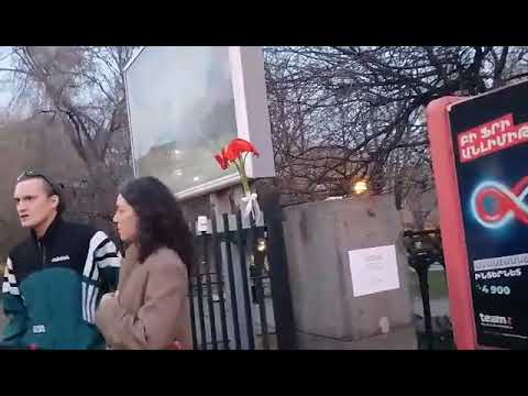 Դեսպանատան դիմաց հավաքված քաղաքացիները ծաղիկներ են բերել իրենց հետ