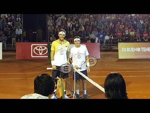 Entrada a la cancha de Mayer y Velotti