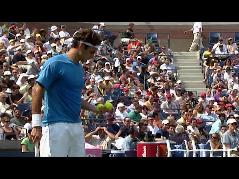 Roger Federer smashes passing shot vs. Nikolay Davydenko at 2006 US Open