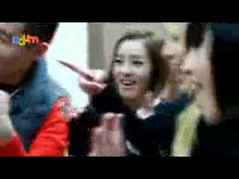 110219 2NE1 Backstage @ DMF 4