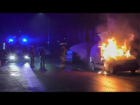 Twee bestelbusjes in brand gestoken aan de Kruisstraat Oss, Brandweer Oss komt met spoed ter plaatse
