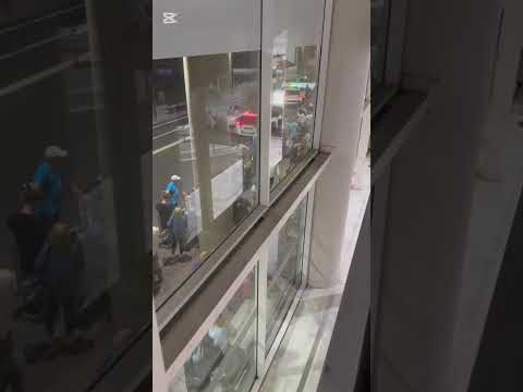 De nuevo una gran cola en el aeropuerto de Lanzarote esperando por un taxi