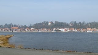 preview picture of video 'Hohnstorf: Elbe, Elbufer (Elbe Riverside), Blick nach (view to) Lauenburg - 4K Video Picture'