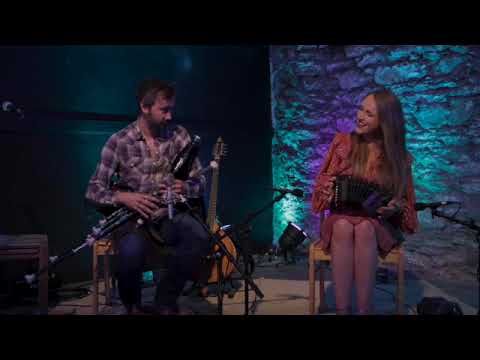 Irish Jigs: Gan Ainm, Delaney's Drummers, Brian O'Lynn - Caroline Keane & Tom Delany, live in Dingle
