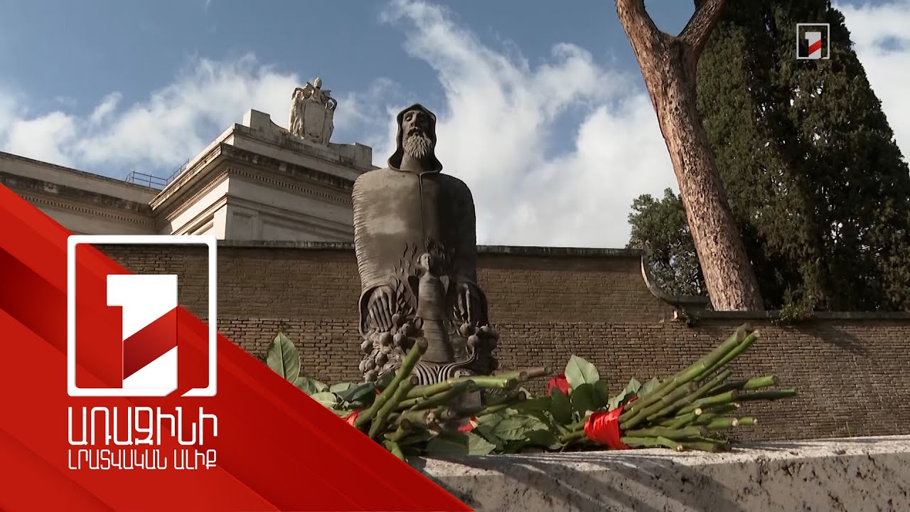 Nikol Pashinyan and Anna Hakobyan laid flowers in front of statue of Grigor Narekatsi in Vatican garden