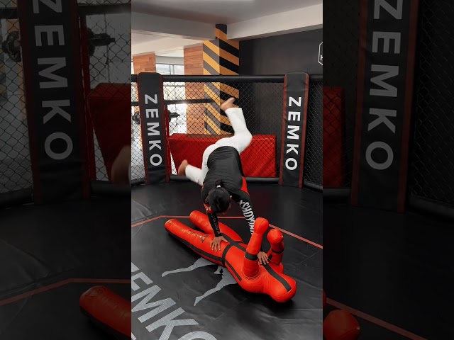 Vídeo relacionado con Cuchillo Entrenamiento de goma Negro Hoja 10,6 para entrenar artes marciales, dummy, airsoft, paintball, practicar, decoración, 100% seguro K25 32336 + Portabotellas de regalo