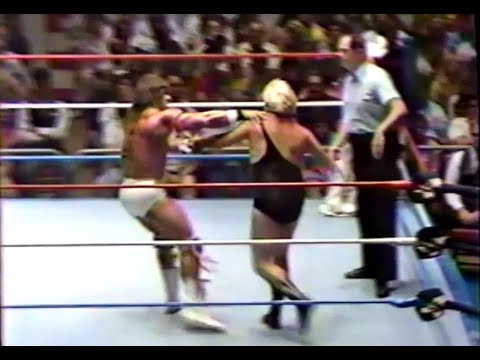 Ultimate Warrior vs Bobby Heenan (weasel suit match)