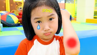 爸爸醫生宝蓝在比賽中摔倒，照顧受傷的孩子 video