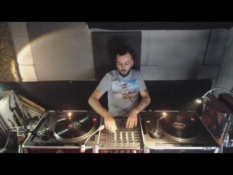 STREAMING001_MOREAÜDjakaROBERHERNANDEZ@LiveSession.Vinyl-TEMPØ_FUTURE(ROÜGE STUDY)