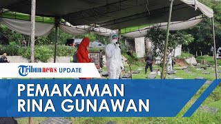 Rina Gunawan Dimakamkan, Teddy Syach Tak Kuasa Tahan Tangis: Aku Ikhlas, Aku Sudah Ikhlas